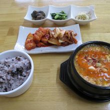 スンドゥブチゲ(900円)です。