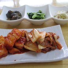 キムチ、カクテキにおかずです。