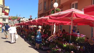 果物やお土産などが買えます