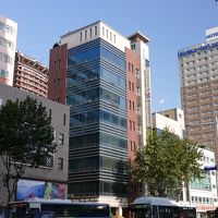 右側の背の高いビルです