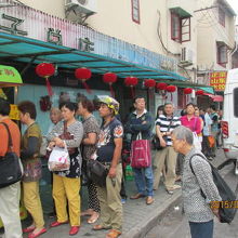 並ぶのが嫌いな上海人が行儀よく並んでいます。