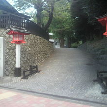 熊野神社の入口の様子です。まず参道と燈籠が目に入ります。