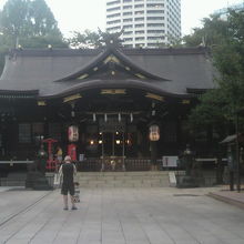 熊野神社の本殿です。外国人観光客を含め多くの参拝客があります