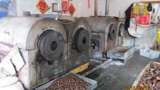 上海人に美味しくて有名な甘栗の店、毎日行列です。