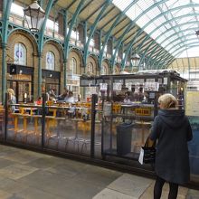 一見すると駅中のカフェのように見える