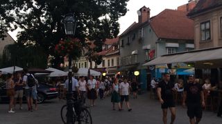 おしゃれなレストランが立ち並ぶ通り