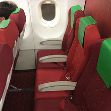 シートピッチが広いあたり機材