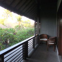 ベランダに椅子があります