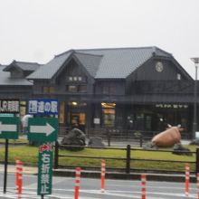 左はJR阿蘇駅、右は道の駅の行先表示。バックはJR阿蘇駅。