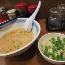 軽い夜食のはずが、替え玉を。