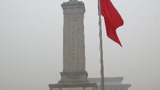 天安門広場にそびえる