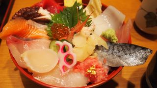 近江町市場で海鮮丼！