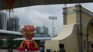 大勢の人の流れに圧倒されて見逃さないようにしてください！