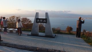 日が暮れると人でいっぱい