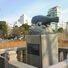 丸々としたフグの石像です。