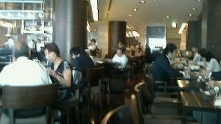 ゆとりの席で新宿のランチをのんびりと。