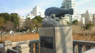 「東京ふぐ料理連盟」が建てたものです