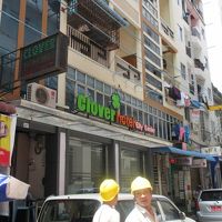 近くに同じ名前にプラスの名前が付いたホテルと間違わない