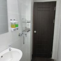 浴室は入って、シャワ−、洗面所、トイレの順です