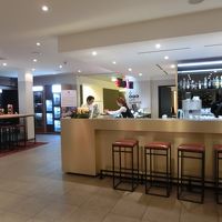 ロビー：バーとレセプションが兼用