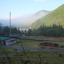 部屋からの風景：山々に囲まれた静かな立地です。