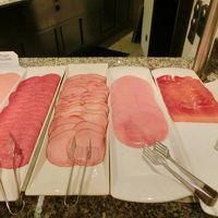 朝食：ハムなど