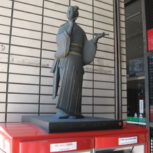 むかって左側の入口にあります