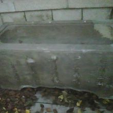 柵の中に保存されている大田南畝の水鉢は、歴史を感じさせます。