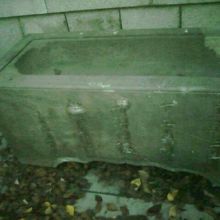 水鉢の側面には、大田南畝の書による銘文が刻されています。