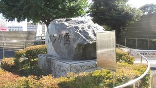 黒と白の石があります