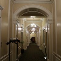 フロント奥の通路（この辺りは結構豪華です）を進み