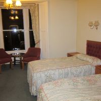 部屋は結構きれいです。出窓もあります。