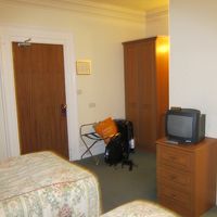 振り返ると今では珍しいアナログ・ブラウン管テレビが