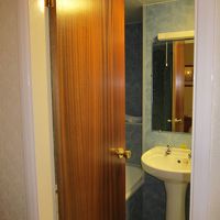 バスルームはとっても狭いです。