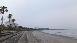 青島を望む広い砂浜