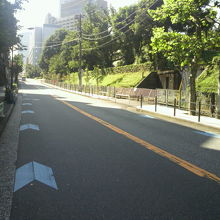 青山通りに向いて、南方向に緩やかに上っている弾正坂です。