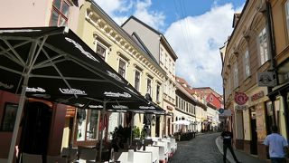 オープンカフェが立ち並んでいます。