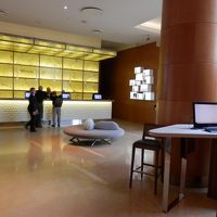 ロビーです。手前に見えるパソコンは誰でも無料で利用できます