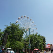 青空をバックに、回っていない観覧車がなんともシュール。