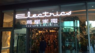 本棚に囲まれたカフェ