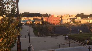 丘の上からは多摩川越しに夕陽が眺められる