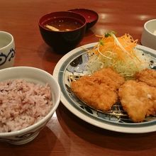 雑穀米にしました。おかわりで白米食べました。