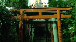 稲荷神社ですが、輝く仏像が鎮座していらっしゃいました。