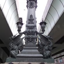 装飾柱の正面 (南北を向いた麒麟像)