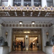 やっとの思いで撮れた左右のライオン像