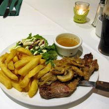 シェフのおすすめはサーロイン・ステーキ。まあまあかな。