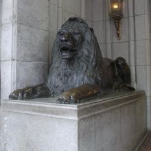 左手のライオン像