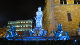 ネプチューン像