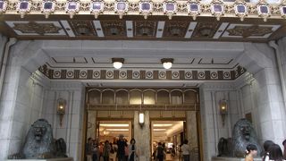 百寿の仲間入りした立派なライオン像です