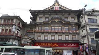 祇園四条通り沿いに建っています